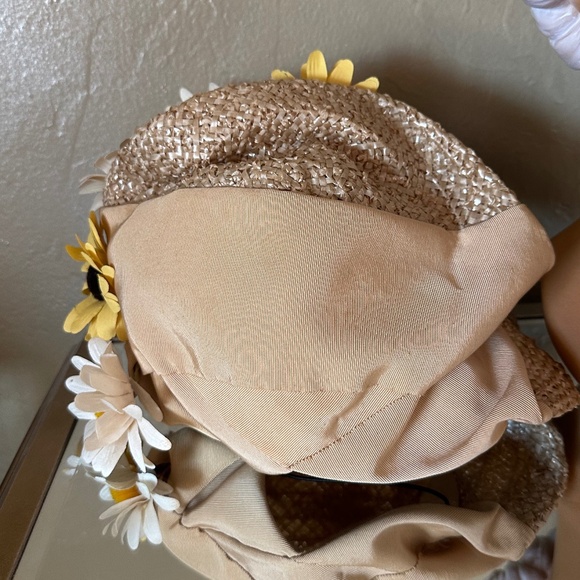UNIQUE 1930s' BEIGE STRAW & GROSGRAIN ASYMMETRICAL HAT + FABRIC "DAISIES" - Picture 9 of 12